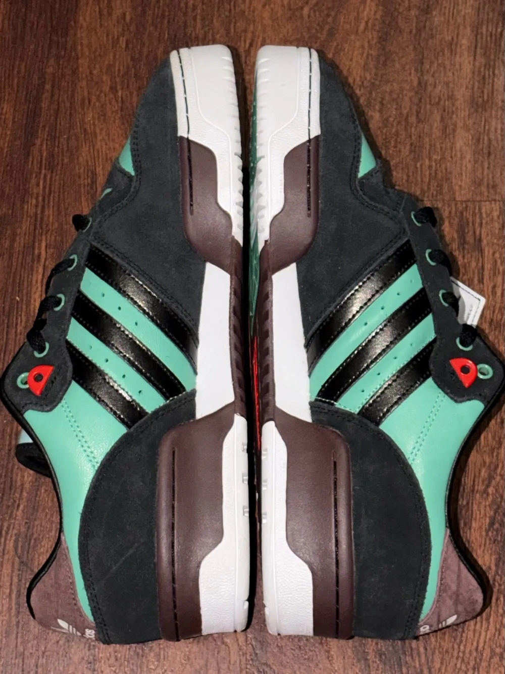 Adidas size 10 Rivalry low basketball shoes